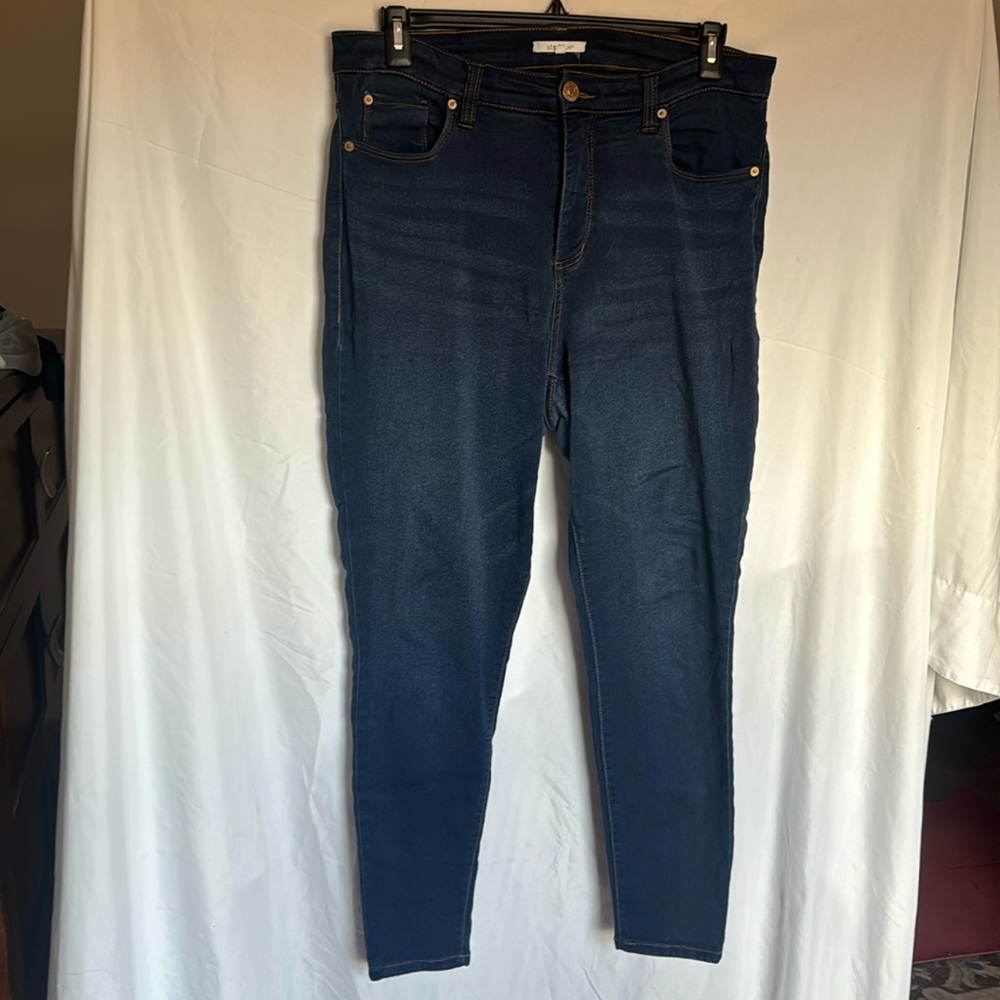 Statue jeans